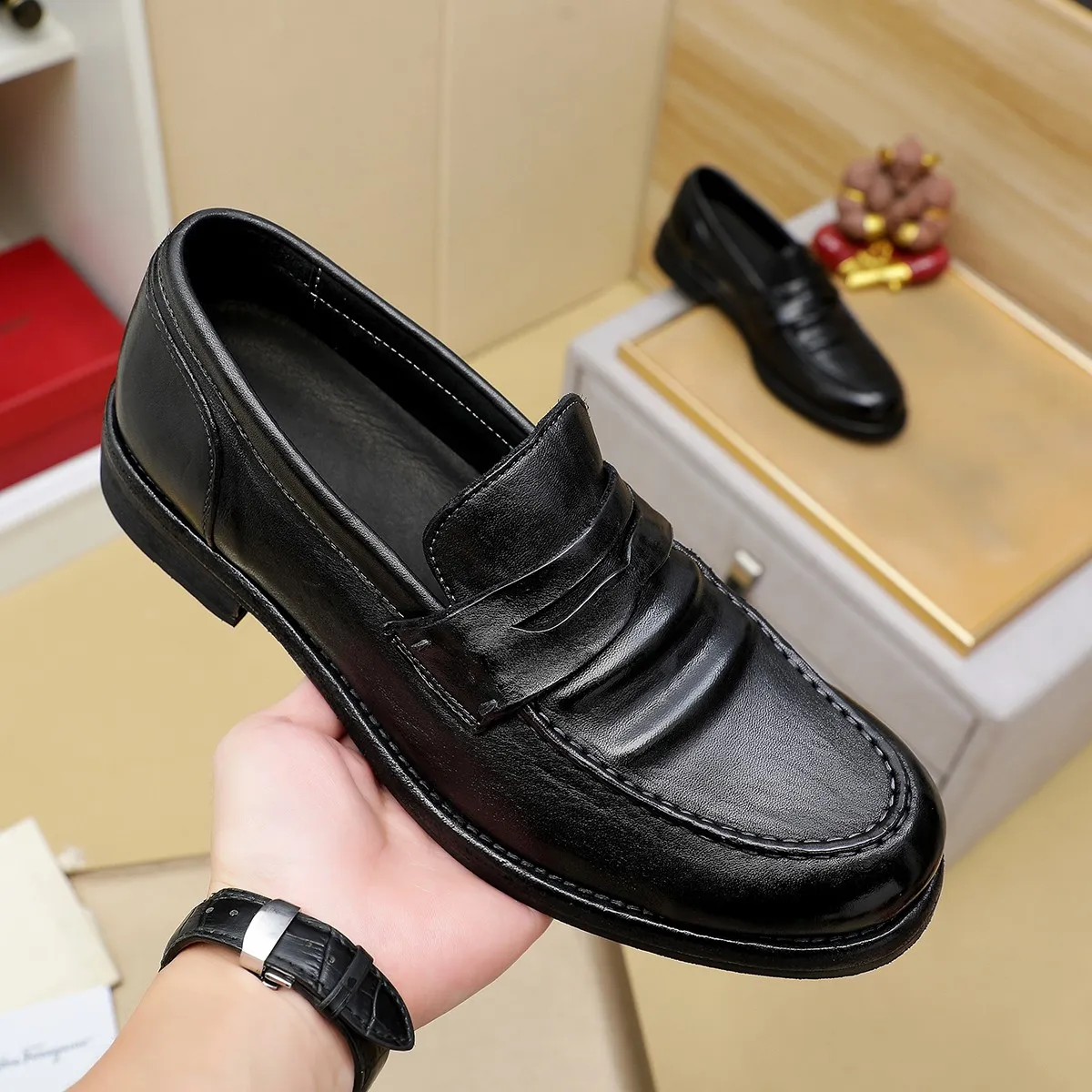 Men's shoes 💰920 💰 Louis Vuitton LV ® Autumn and Winter 🆕 models 🔛Full shoe counter First layer cowhide, 🐂Leather lined casual shoes for men, super soft outsole, a must for driving. Counter synchronization Original first layer cowhide Completely 1:1 mold customization 🌹Top version, 3 colors available! Number: 38-45 (37.46. Customized)